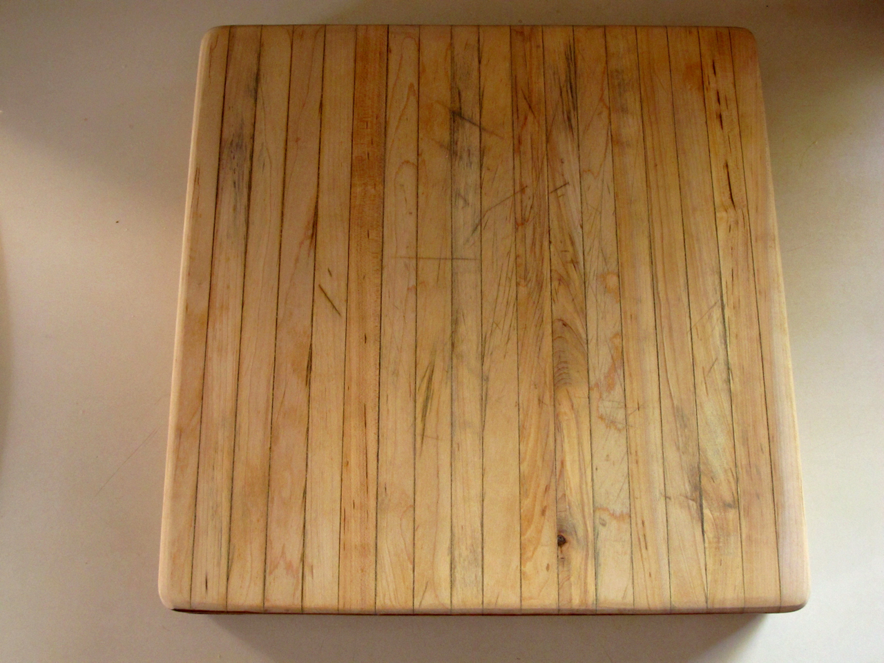 http://www.popularwoodworking.com/wp-content/uploads/The-best-finish-for-a-cutting-board-is-no-finish.jpg