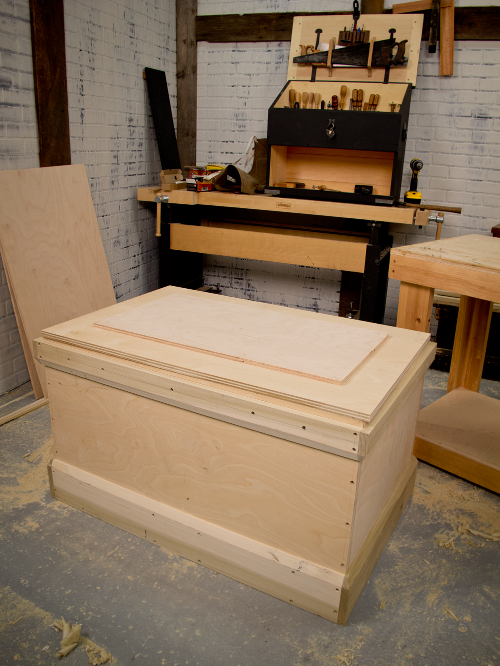 ve now built more than a dozen traditional tool chests entirely by 