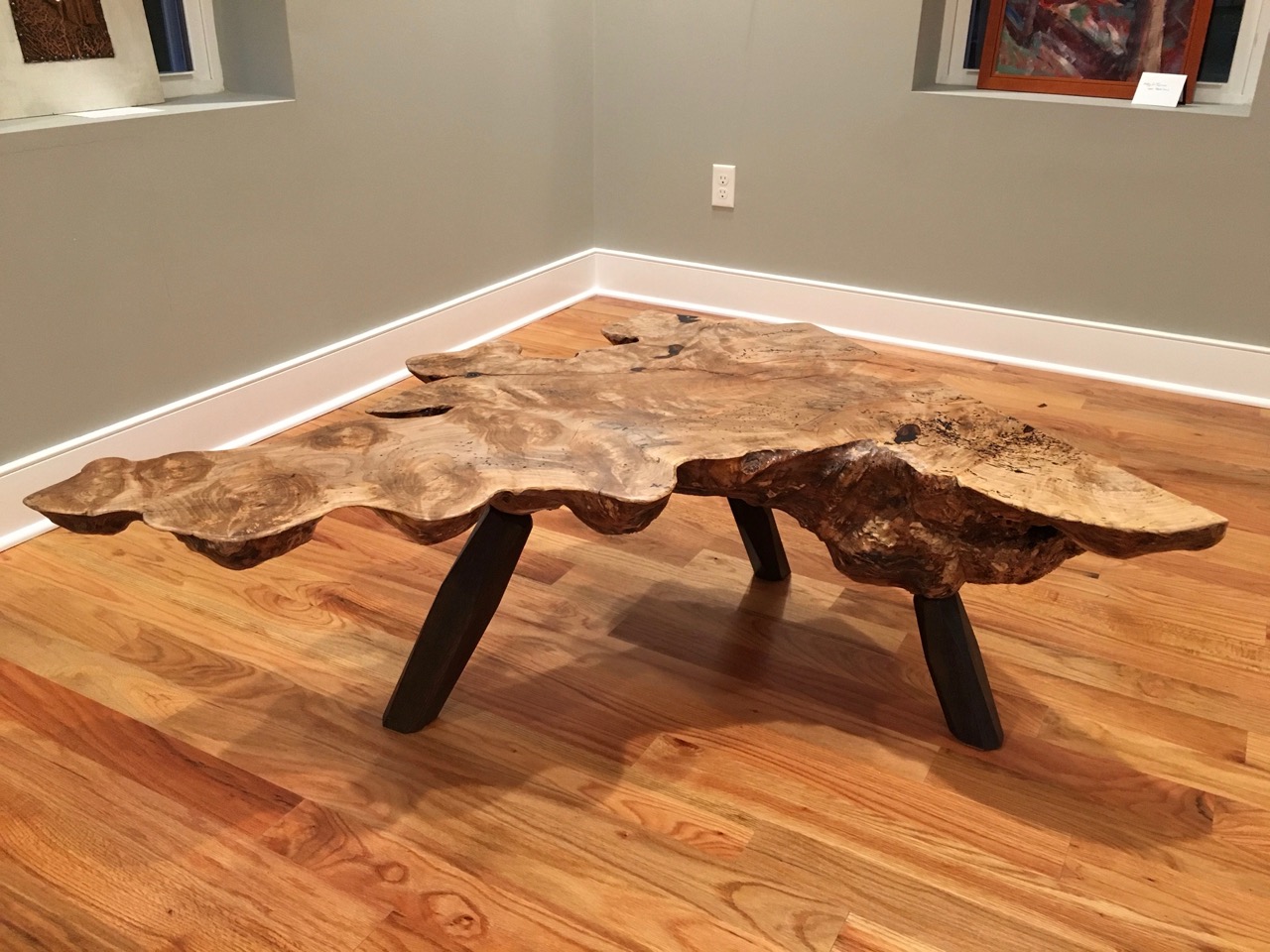 See the completed burl slab coffee table, plus learn how Yoav and his student Helder ensured this highly irregular table stays level.
