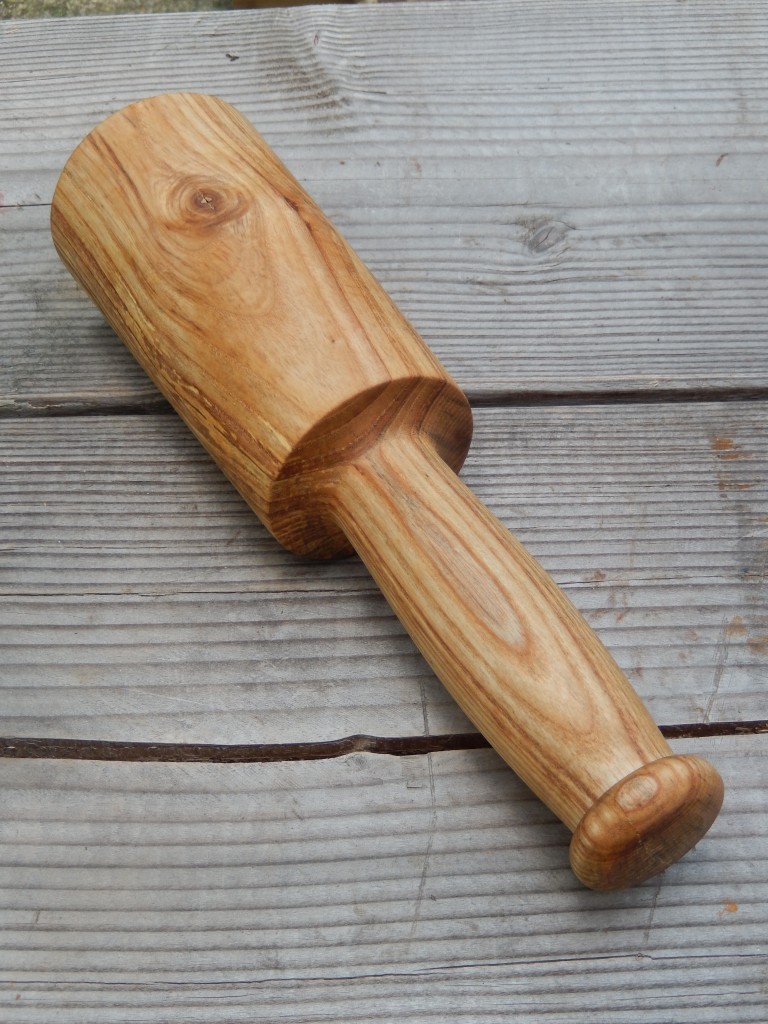 A "slim barrel and a bead" handle design