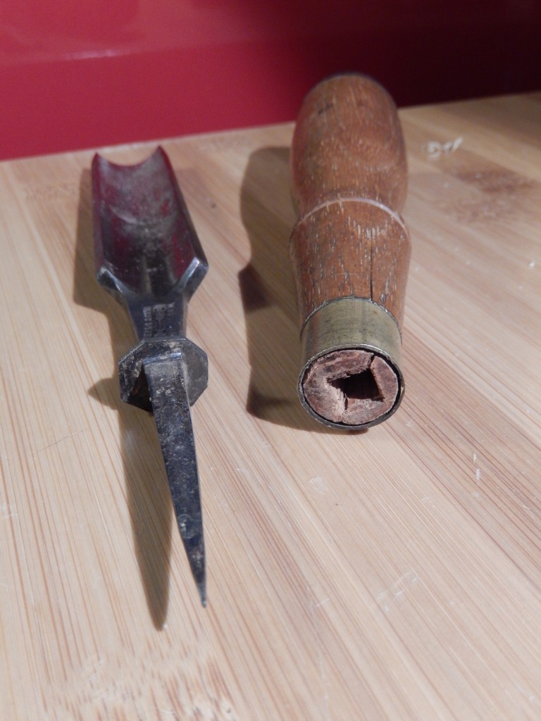 My W. Butcher gouge and its handle. Notice how elegant does the tang look