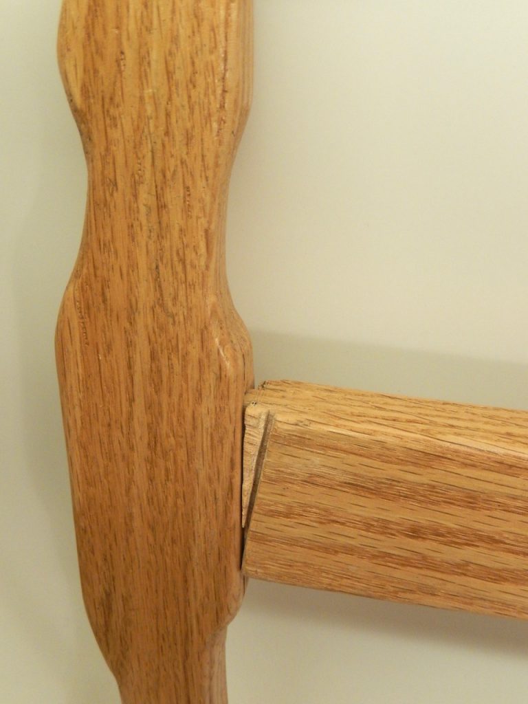 In this case I spotted just in time a sawing mistake that could have been challenging to the integrity of this tenon. 