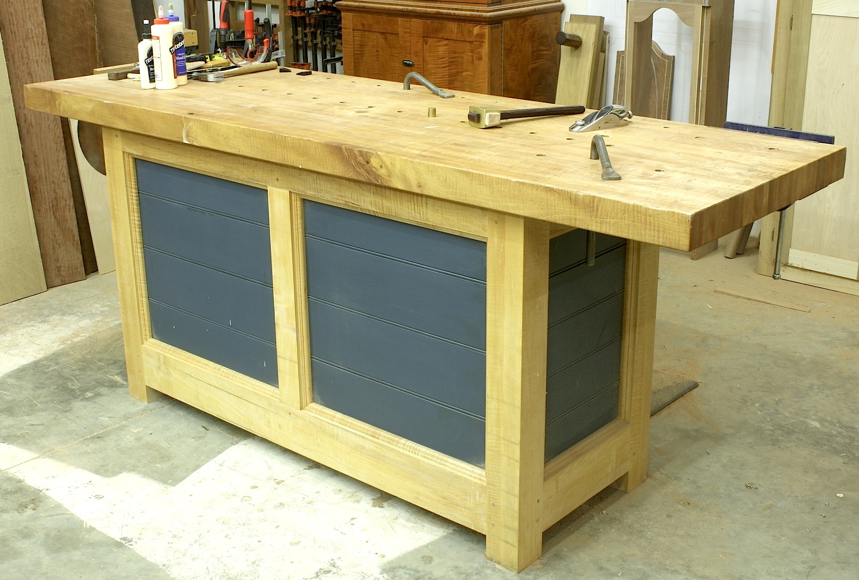 build a woodworking workbench