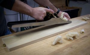 Some woodworkers simply lift the heel of the tool on the return stroke – exaggerated for emphasis.